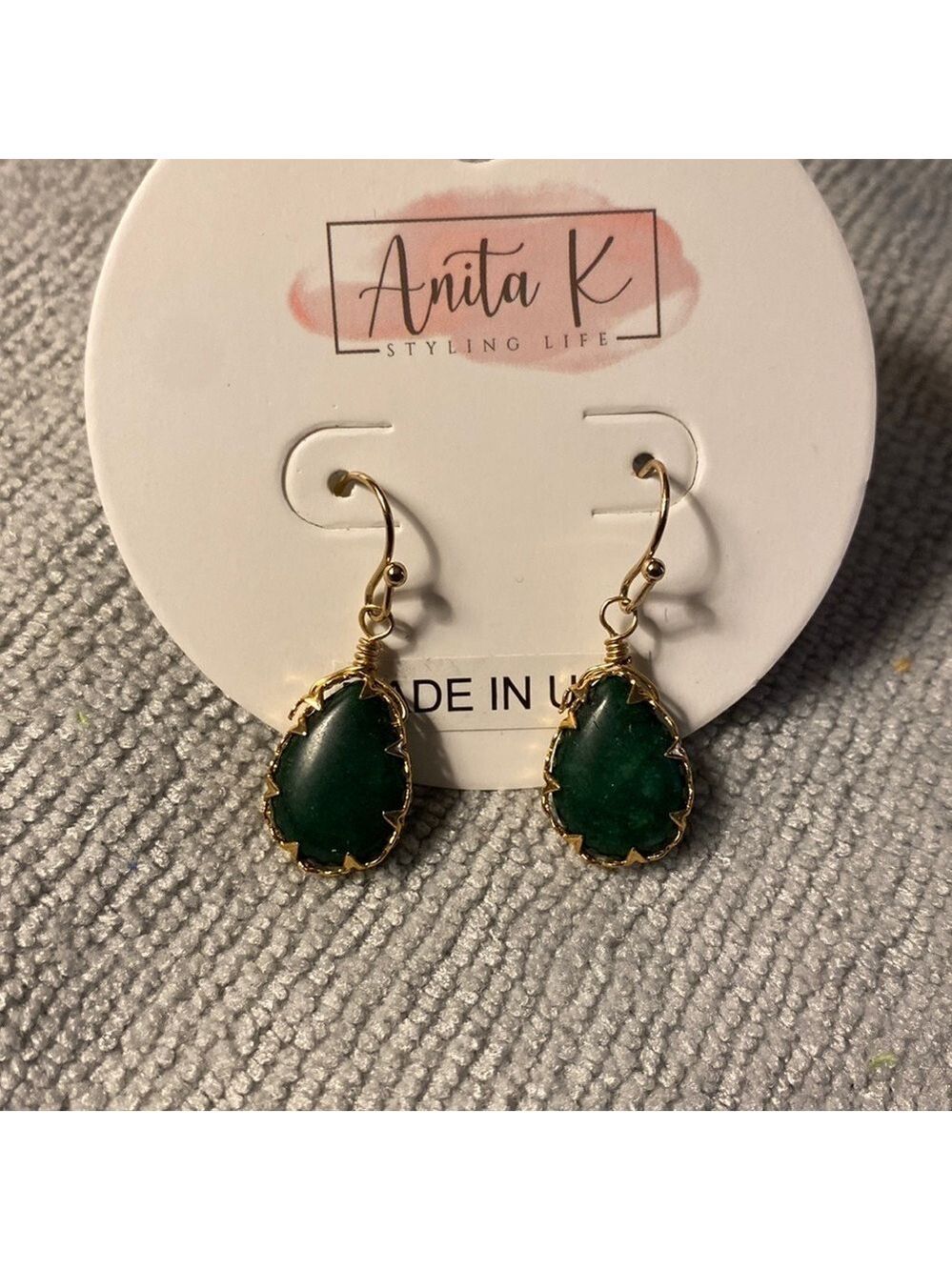 💫$10 add on. NWT Deep Green Drop Stone Delicate Earrings.
